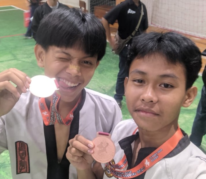 Bukan Cuma di Kelas, Murid SMK Amaliah 1 dan 2 Ciawi Buktikan Prestasi di Arena Tarung Derajat